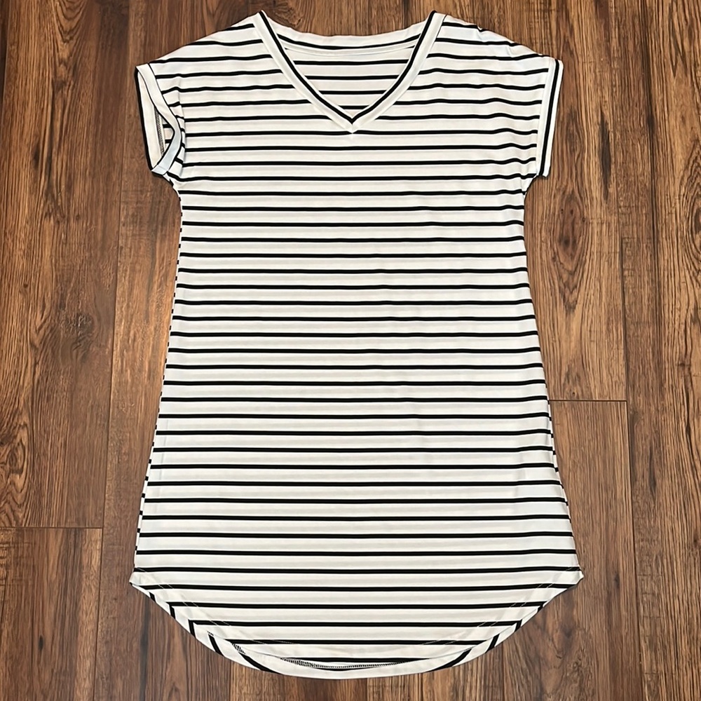 🌟5/$25 v-neck t-shirt dress